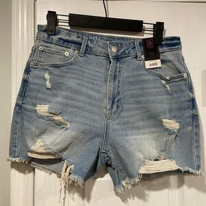 NWT No Boundaries Size 11 Cotton Stretch High Rise Midi Stretch Jean Shorts